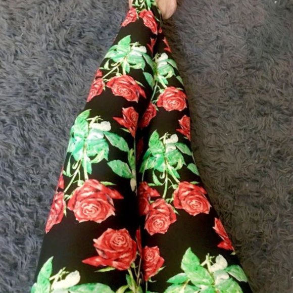 Plus Size 12-18 Red Floral Rose Leggings NWT - Picture 1 of 4
